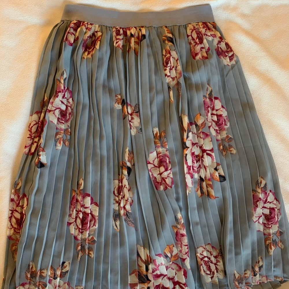 Pleated midi floral skirt
